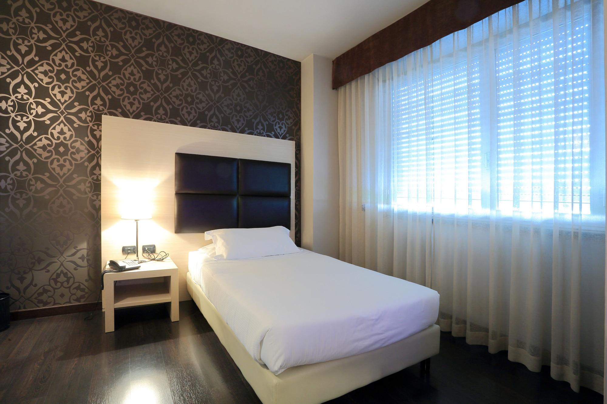 Hotel La Torretta Bollate Bagian luar foto